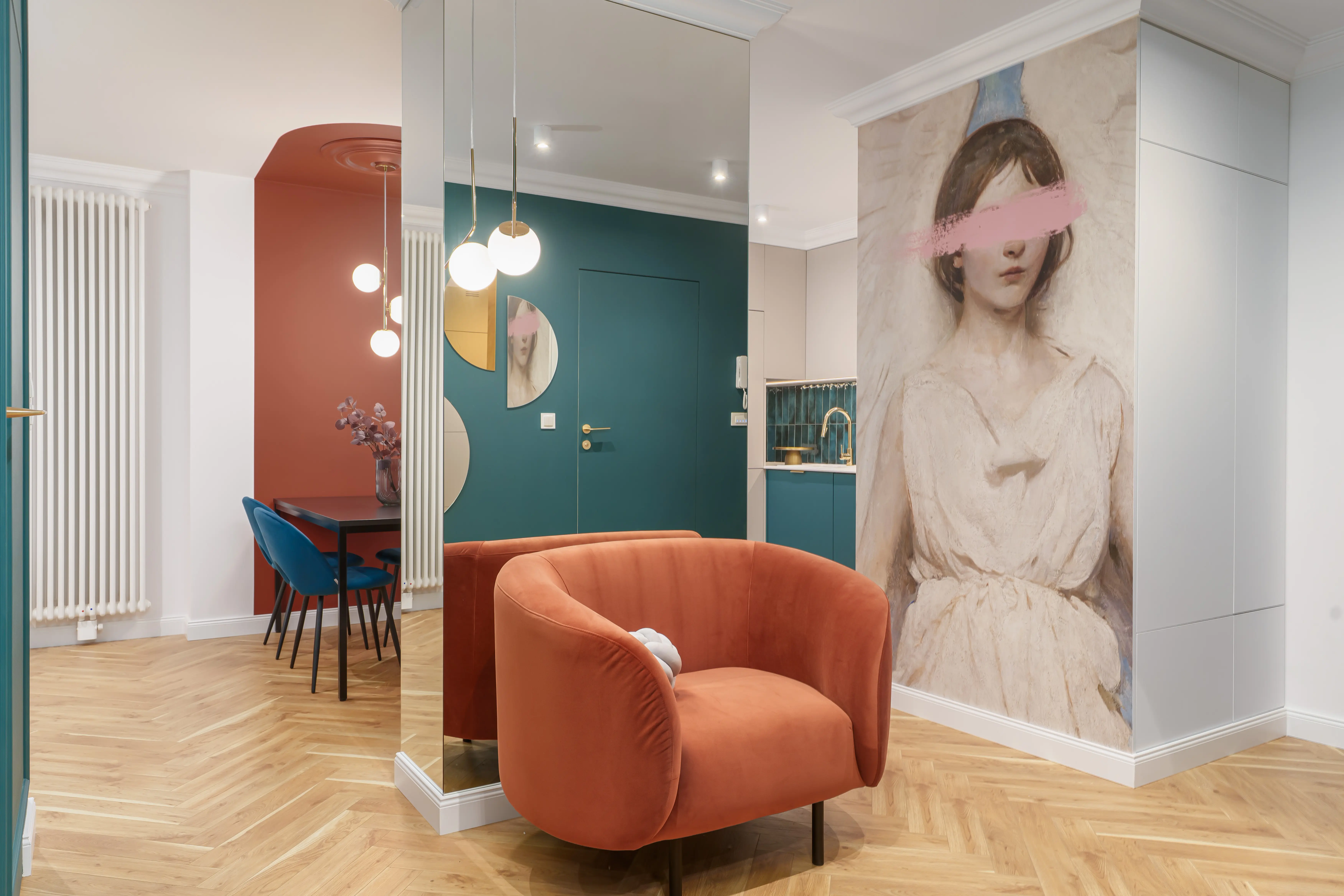 Realizacja wnętrza – salon z czerwonym fotelem i akcentami w kolorze butelkowej zieleni